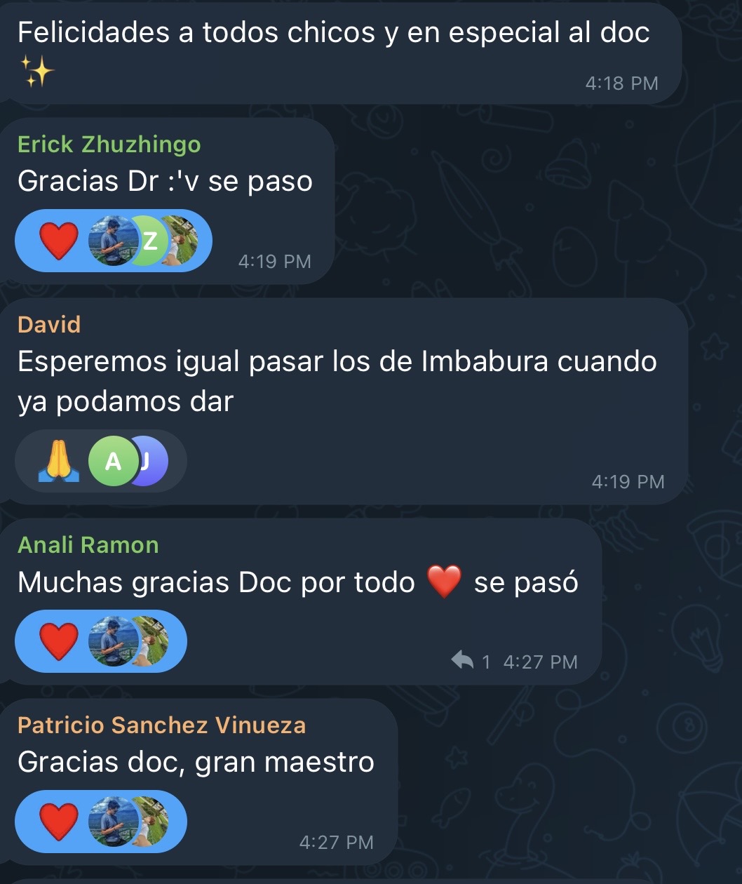 Estudiantes compartiendo su aprobación del CACES